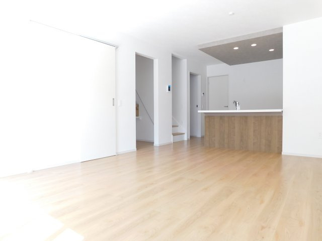 名古屋市北区長喜町３丁目の新築一戸建の居間・リビング|◇リビング◇　　南面で明るいリビング１６．０帖　スタディーカウンター付き！
