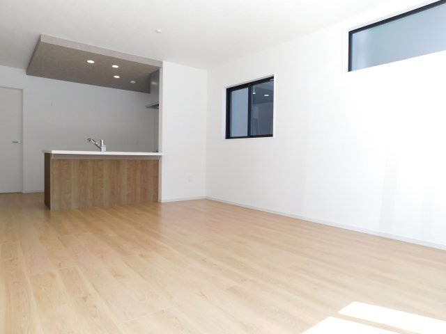 名古屋市北区長喜町３丁目の新築一戸建の居間・リビング|◇リビング◇　　南面で明るいリビング１６．０帖　折下天井のオシャレなフラットキッチン♪