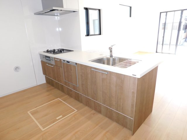 名古屋市北区長喜町３丁目の新築一戸建のキッチン|◇キッチン◇　　人気の対面式・人造大理石フラットキッチン・食洗機・浄水器一体型水栓・静音仕様シンク・薄型換気扇・Ｓｉセンサーコンロ（３口）・床下収納庫