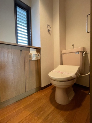 ★収納・換気用小窓付きのトイレ★