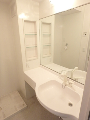 大きな鏡が魅力的な洗髪洗面化粧台