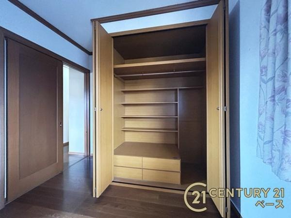 北葛城郡上牧町上牧　一戸建の収納|■現地撮影写真■冬物のコートや小物までたっぷり収納可能！