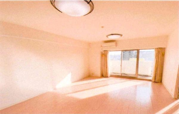 フレスト岡崎井田町の居間・リビング|日の光が室内にくつろぎの空間を与えます