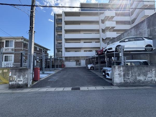 フレスト岡崎井田町の駐車場