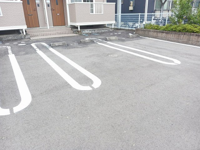 南福島コーポラスⅢの駐車場