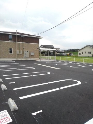 ゼファー川原崎の駐車場