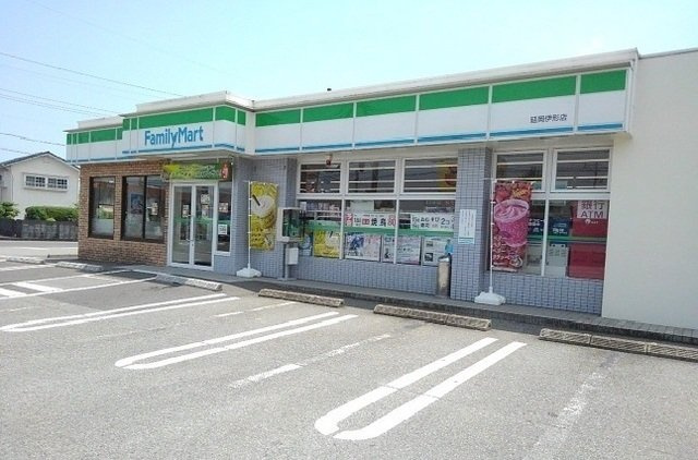 ハイ　ブリッジ　レジデンスの周辺|ファミリーマート延岡伊形店まで850m