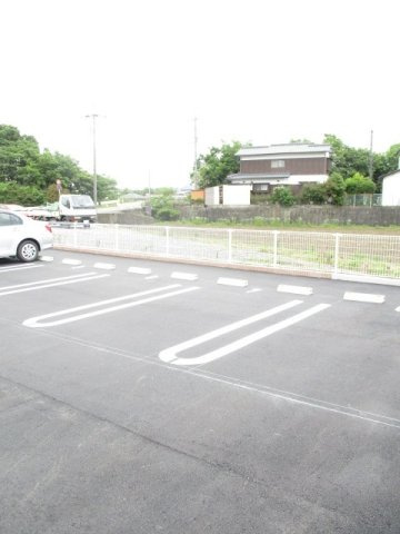 クレールＢの駐車場