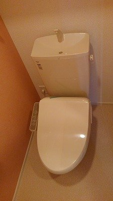 ベルヴィー　寺の前のトイレ