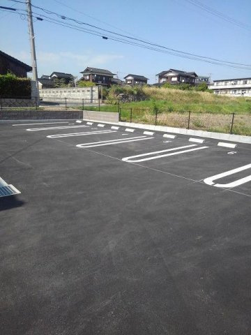 ミルアージュＩの駐車場