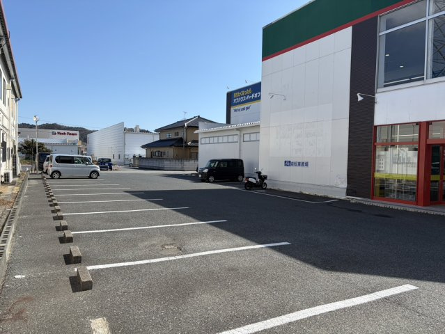 平谷川瀬　商業店舗１棟の駐車場