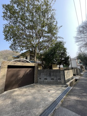 里山町住宅の駐車場