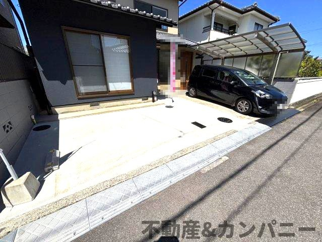 富久町の中古のおうち　松山市富久町の中古戸建の駐車場|駐車場に車を止められます