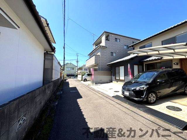 富久町の中古のおうち　松山市富久町の中古戸建の前面道路含む現地写真|前面道路含む現地写真です