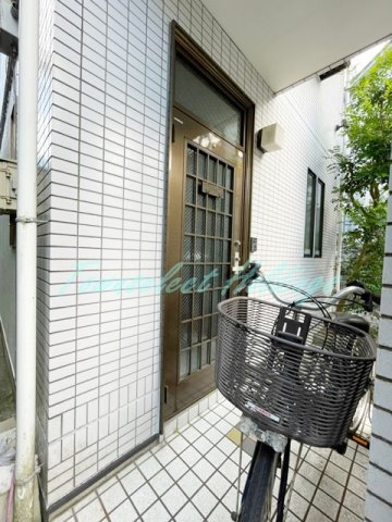 鎌倉市佐助１丁目のアパートのエントランス
