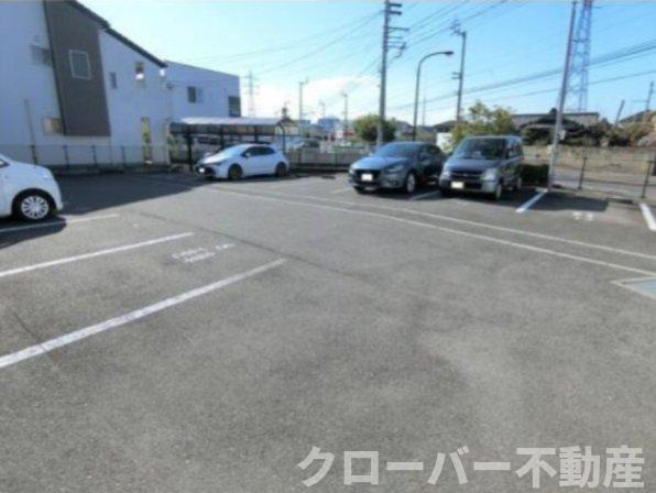 アヴァンセ田村の駐車場