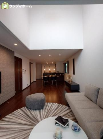 川口市安行出羽　中古一戸建ての居間・リビング