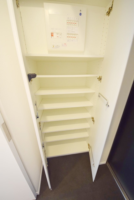 プラウドフラット根津谷中の玄関
