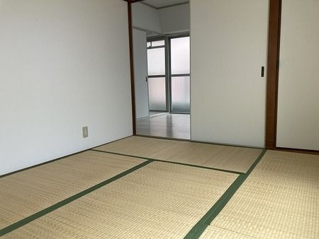 青風ハイツの洋室
