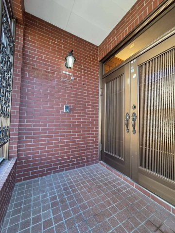 美原1丁目　中古住宅のエントランス|風除室付き