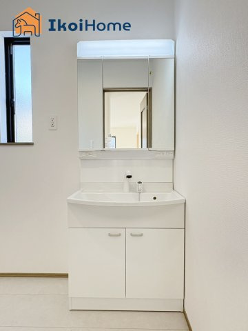 明石市二見町東二見　全7棟1期　E号棟　新築戸建の洗面所|【ホームページに現地動画掲載中】●年中無休：当日予約可●三面鏡の洗面台で朝の身支度も楽々