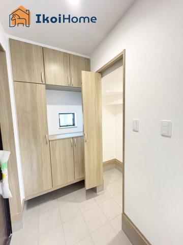 明石市二見町東二見　全7棟1期　E号棟　新築戸建の玄関|【ホームページに現地動画掲載中】●年中無休：当日予約可●ご家族の靴が収納な大型のシューズインクローク