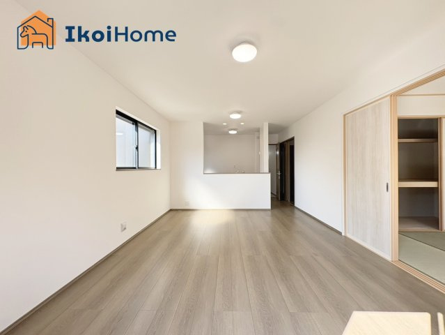 明石市二見町東二見　全7棟1期　E号棟　新築戸建の居間・リビング|【ホームページに現地動画掲載中】●年中無休：当日予約可●広いリビングは家族が自然と集まる居心地◎