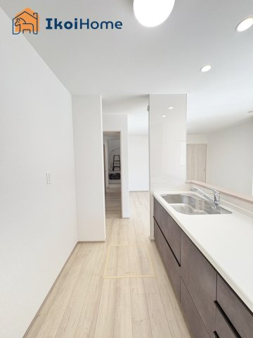 明石市二見町東二見　全7棟1期　F号棟　新築戸建のキッチン|【ホームページに現地動画掲載中】●年中無休：当日予約可●お子様と並んで料理をしてもゆとりのキッチン