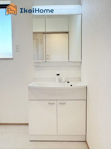 明石市二見町東二見　全7棟1期　F号棟　新築戸建の洗面所|【ホームページに現地動画掲載中】●年中無休：当日予約可●三面鏡の洗面台で朝の身支度も楽々