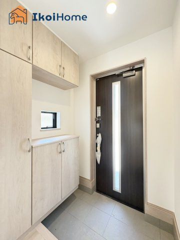 明石市二見町東二見　全7棟1期　F号棟　新築戸建の玄関|【ホームページに現地動画掲載中】●年中無休：当日予約可●ご家族の靴が収納な大型のシューズインクローク