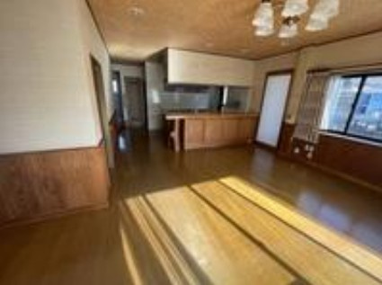 【駐車4台可】高知市神田　中古一戸建ての居間・リビング|広々としたリビングで、家族との団らんを♪