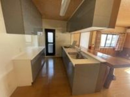 【駐車4台可】高知市神田　中古一戸建てのキッチン|収納力抜群で、キッチン周りすっきり！