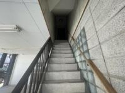 【駐車4台可】高知市神田　中古一戸建てのその他|明るい階段で、毎日の昇り降りが快適♪