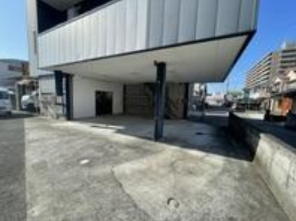 【駐車4台可】高知市神田　中古一戸建ての駐車場|広々とした駐車スペース。雨の日も安心です♪