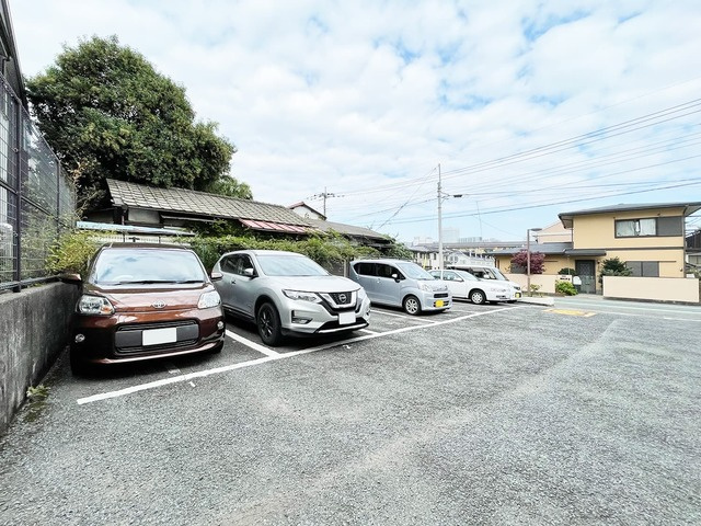 サンハイム大宮の駐車場