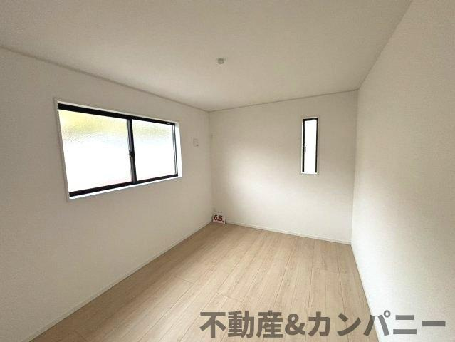 クレイドルガーデン北吉田第2－1号棟　松山市北吉田町の新築戸建の洋室|きれいな洋室です