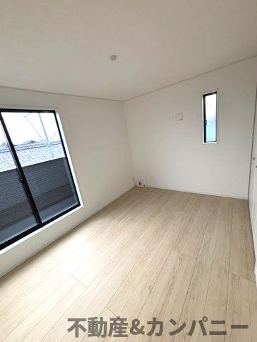 クレイドルガーデン北吉田第2－1号棟　松山市北吉田町の新築戸建の洋室|明るい洋室です