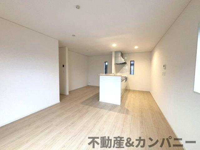 クレイドルガーデン北吉田第2－1号棟　松山市北吉田町の新築戸建の居間・リビング|こちらのリビングで趣味の時間をお楽しみください