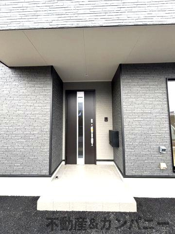 クレイドルガーデン北吉田第2－1号棟　松山市北吉田町の新築戸建の玄関|収納もある玄関です