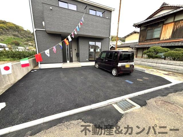 クレイドルガーデン北吉田第2－1号棟　松山市北吉田町の新築戸建の駐車場|車をお持ちの方に嬉しい駐車場付きの物件です
