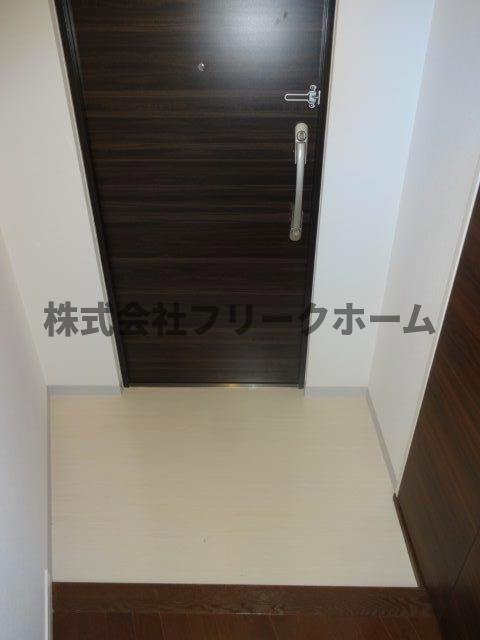 三鷹市下連雀４丁目の賃貸マンションの玄関