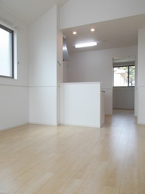 茅ヶ崎市室田１丁目のアパートの居間・リビング