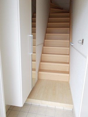 茅ヶ崎市室田１丁目のアパートの玄関