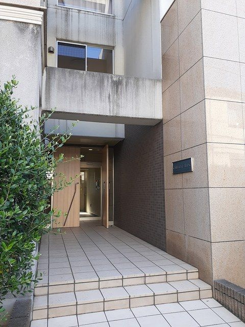 セリスト　ビルのエントランス