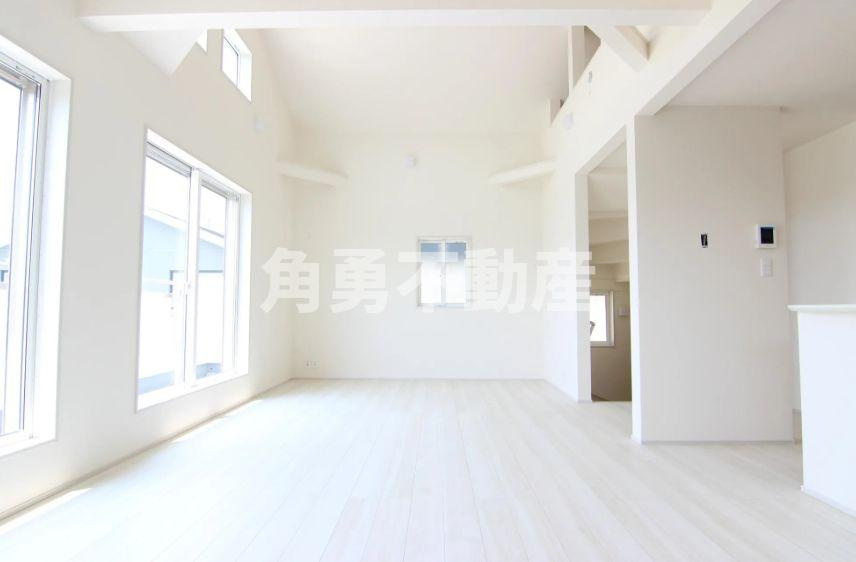 平塚市河内2期　新築一戸建て　3号棟の内観：施工例|《施工例》リビング