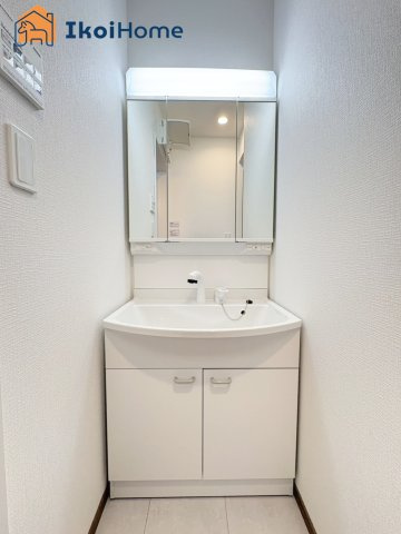 明石市二見町東二見1310-10　全6棟A号棟　新築戸建の洗面所|【ホームページに現地動画掲載中】●年中無休：当日予約可●洗面は便利な３面鏡。ゆったりワイドシンク仕様