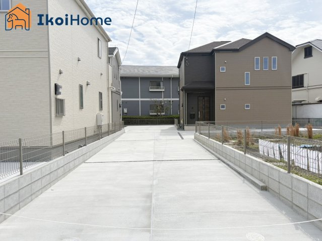 明石市二見町東二見1310-10　全6棟A号棟　新築戸建の前面道路含む現地写真|【ホームページに現地動画掲載中】●年中無休：当日予約可●前面道路幅員約6ｍ、交通量少なく安心！