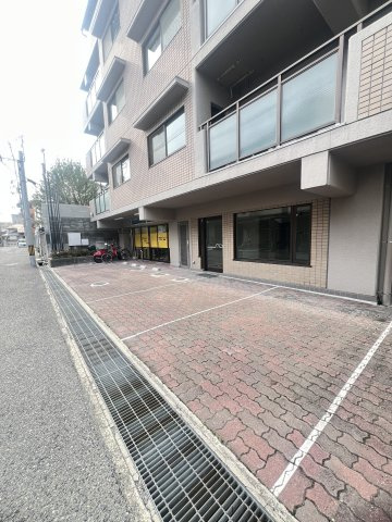 ネストラカーサ御影の駐車場