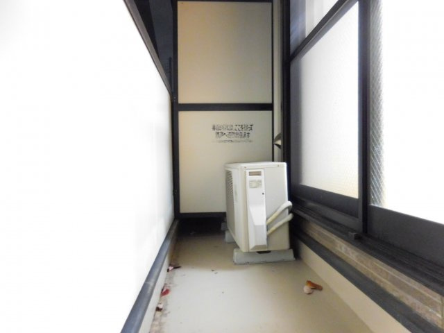 高槻市郡家新町のアパートのバルコニー