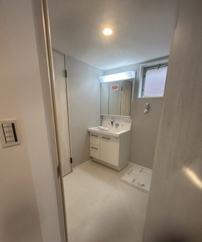 狛江第2コーポラスの独立洗面台|朝の支度にも助かる、独立の洗髪洗面化粧台